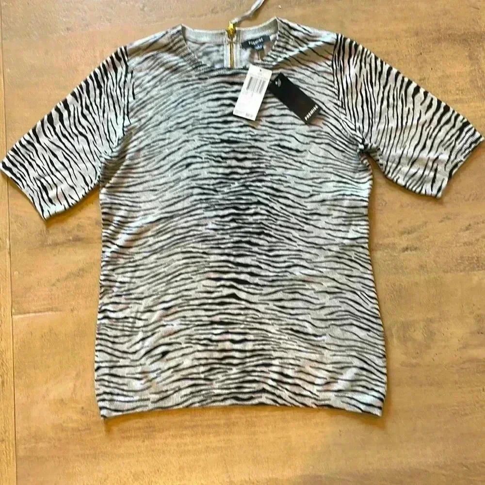 Premise short sleeved sweater size Small.  NWT.